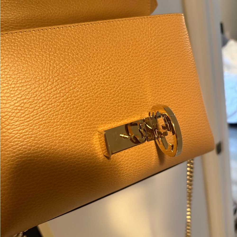 Gucci Beige Top Handle Leather Crossbody with Gold GG Hardware - Picture 4 of 5